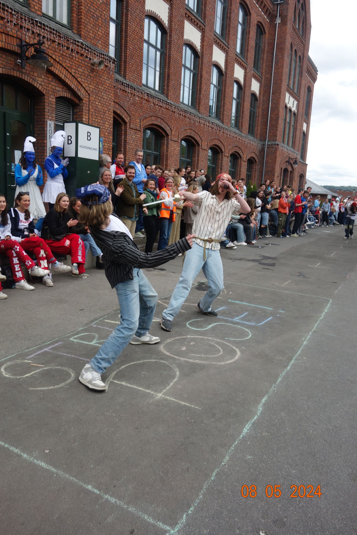 En person og person som danser foran en folkemengde