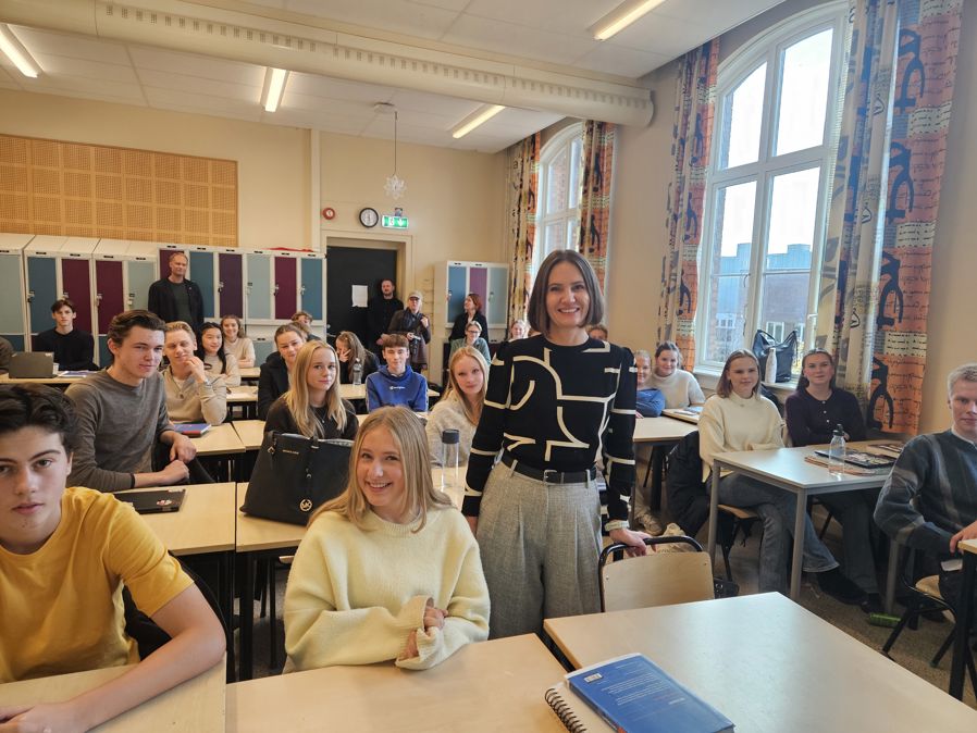 en gruppe mennesker som sitter ved bord