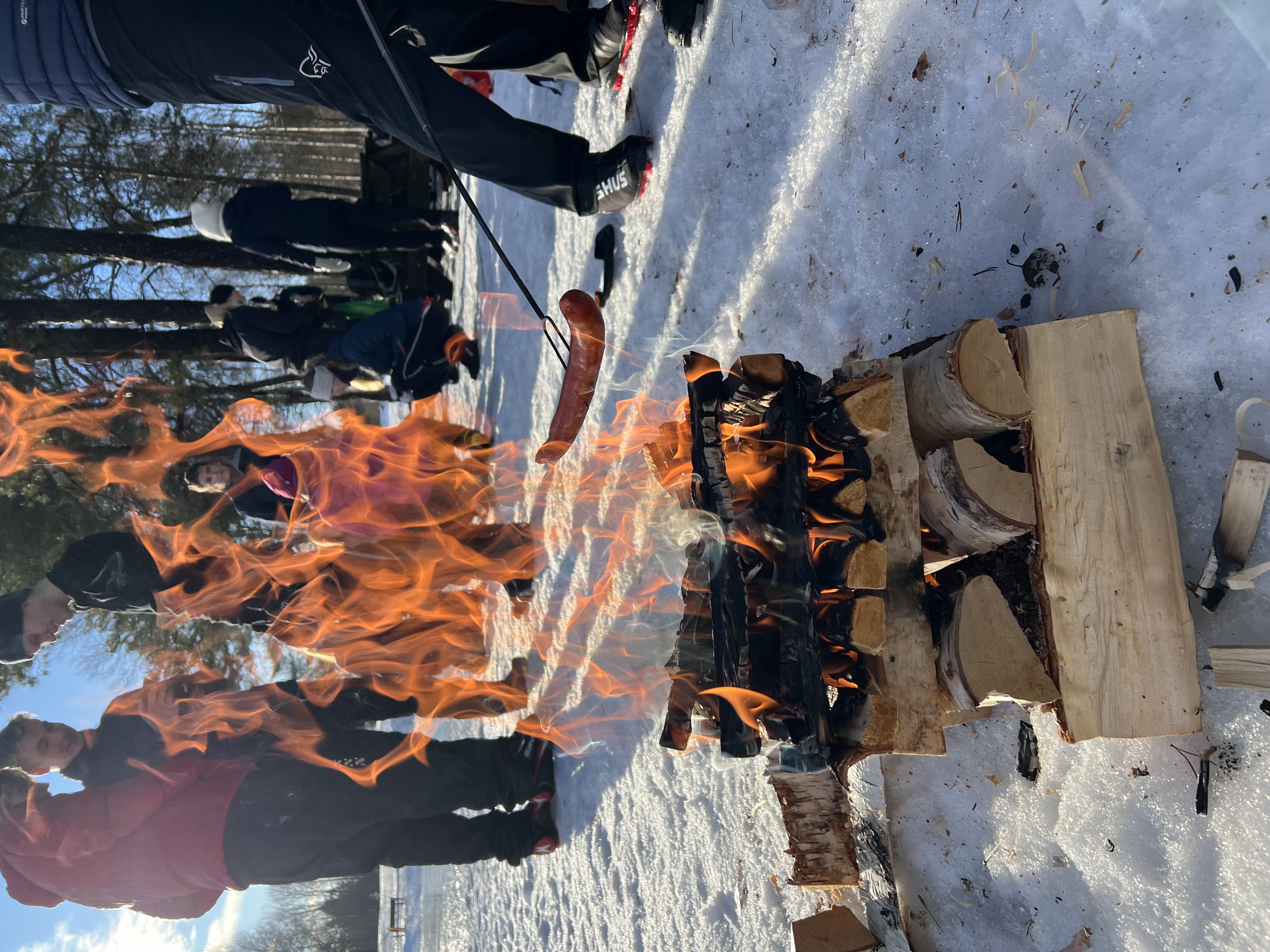 en gruppe mennesker rundt et bål