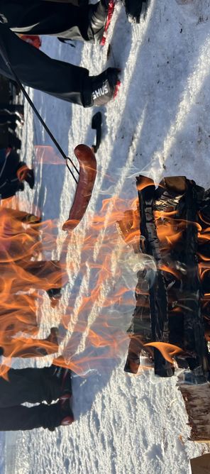 Foto: Foss vgs en gruppe mennesker rundt et bål