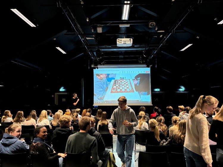 en person som står foran en folkemengde