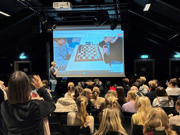 en person som holder en presentasjon for et publikum