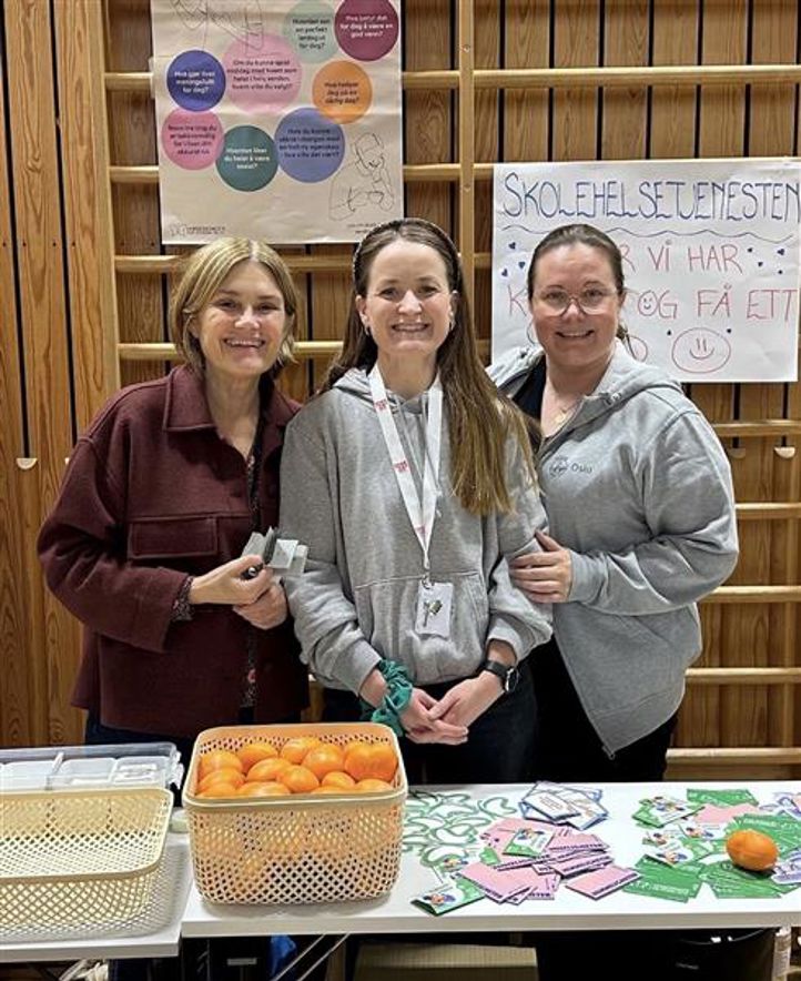 Noen få personer står foran et bord
