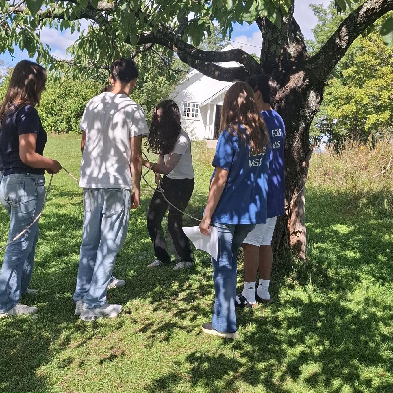 En gruppe mennesker som går i en skog