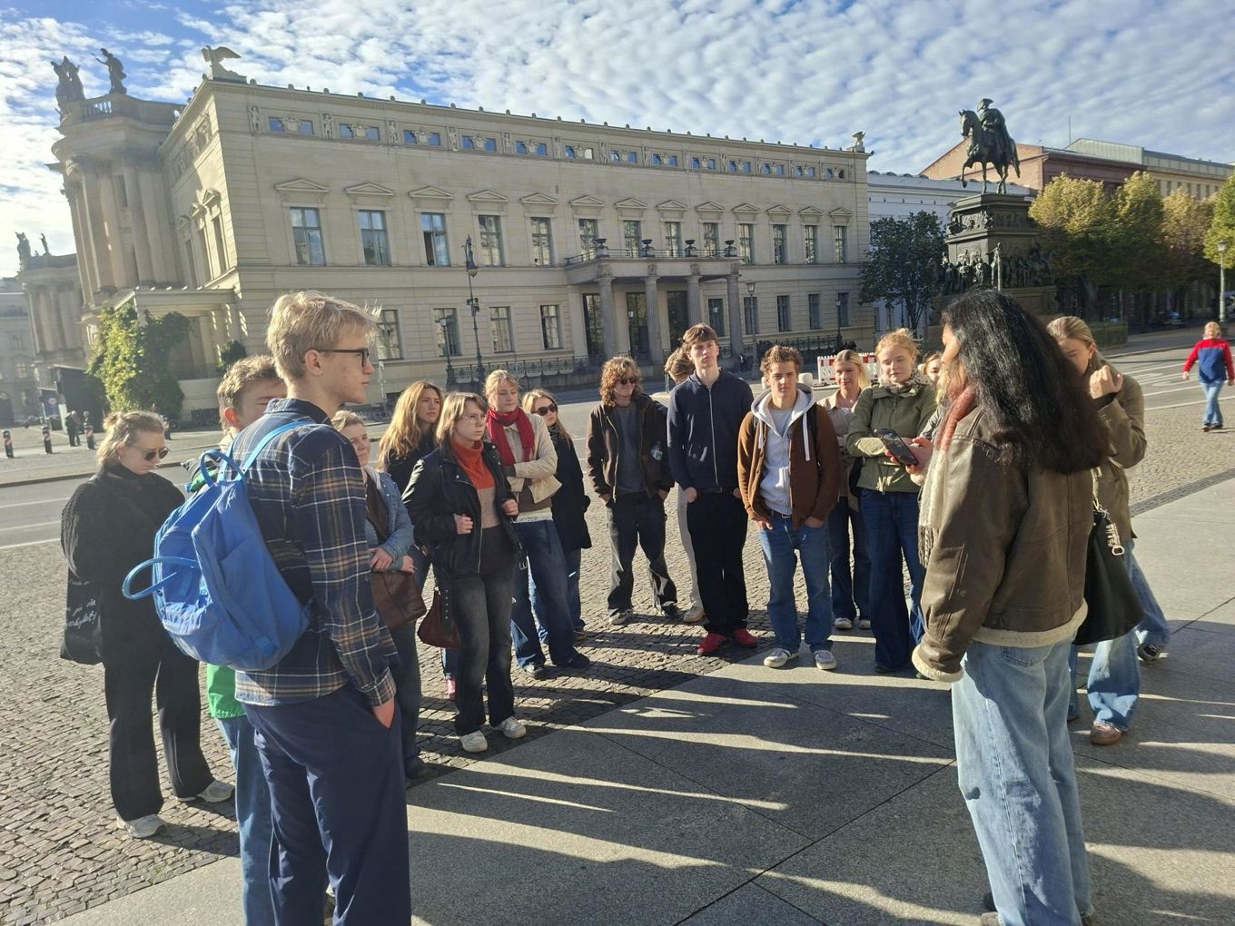 Foto: Foss vgs En gruppe mennesker som står på en plass foran en stor bygning