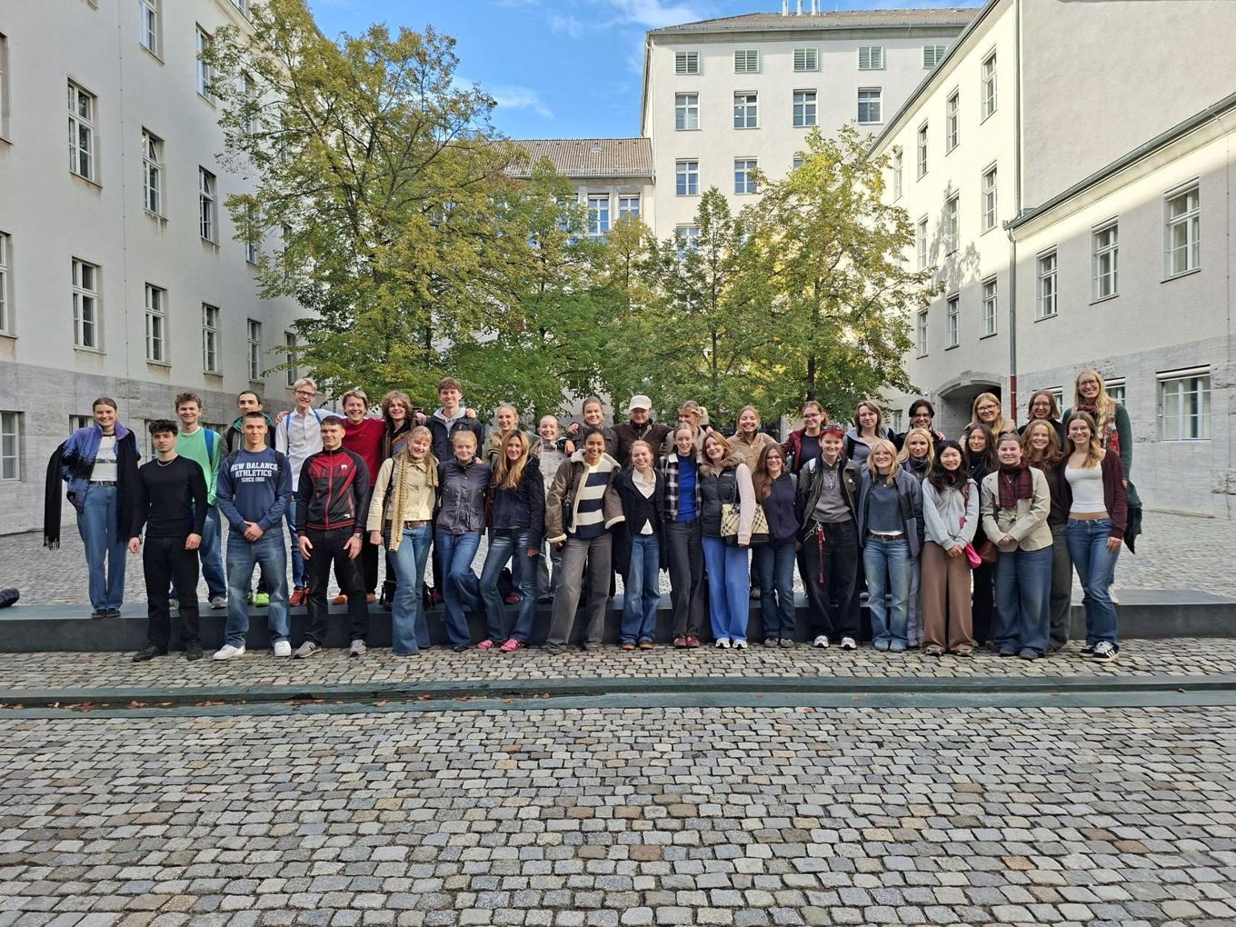 Foto: Foss vgs en gruppe mennesker som poserer for et bilde