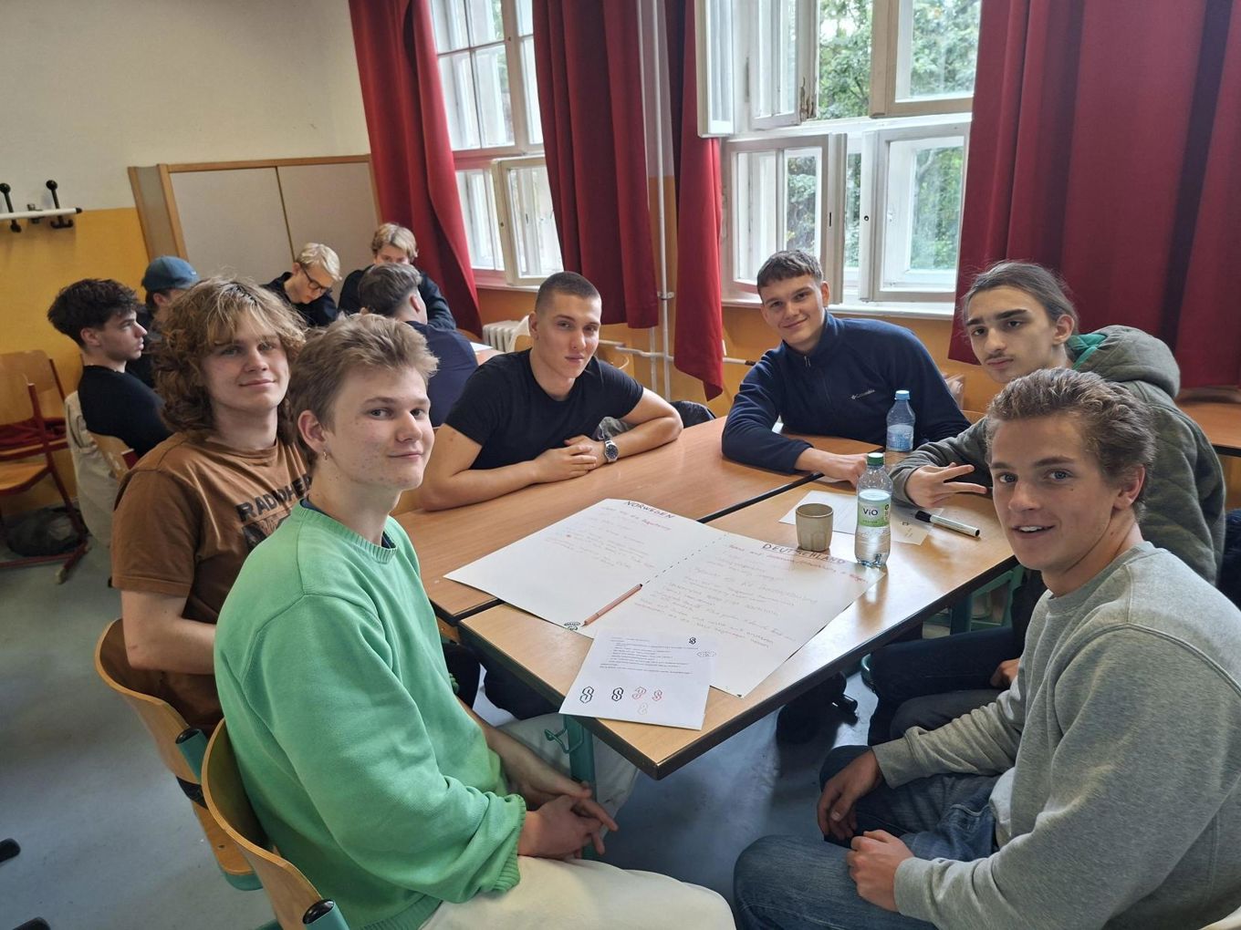 Foto: Foss vgs en gruppe mennesker som sitter rundt et bord