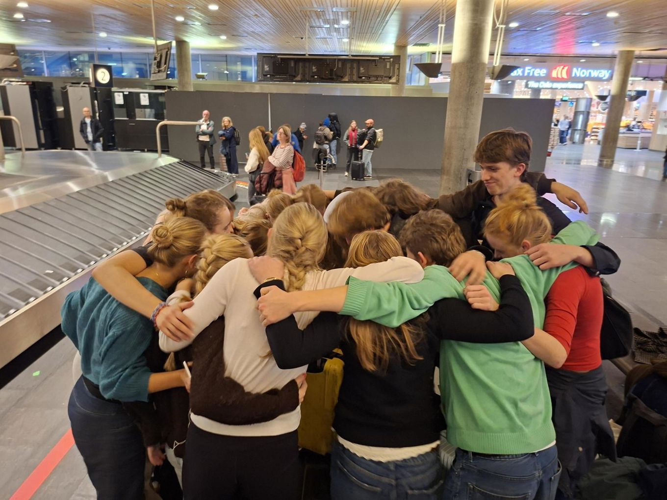 Foto: Foss vgs En gruppe mennesker i en bowlinghall