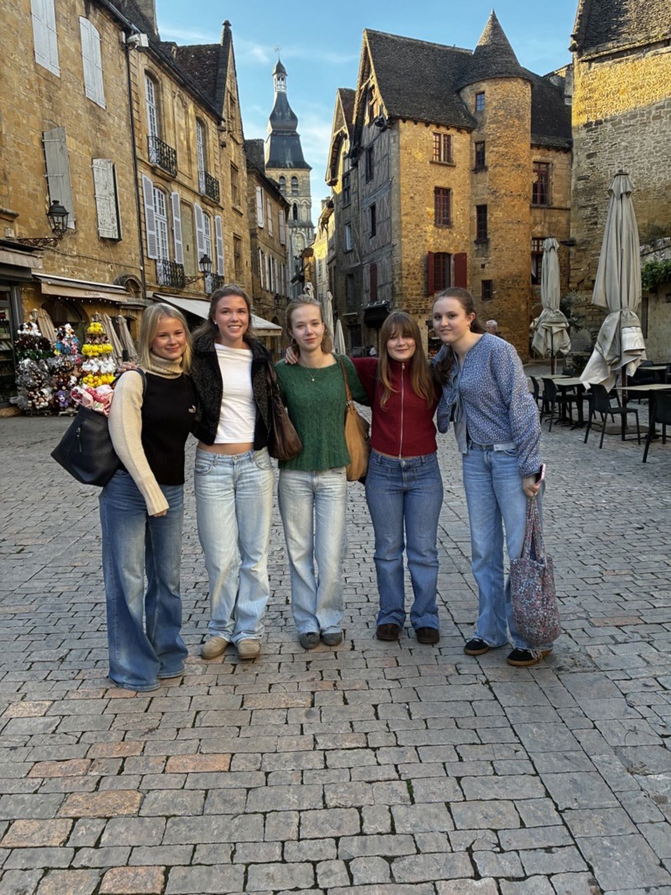 en gruppe mennesker som poserer for et bilde foran en bygning