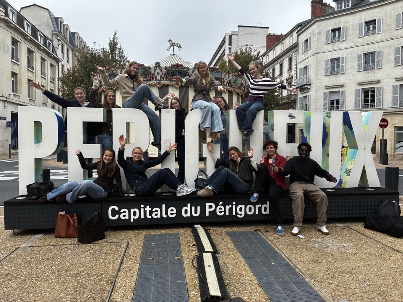 en gruppe mennesker som poserer for et bilde med et banner