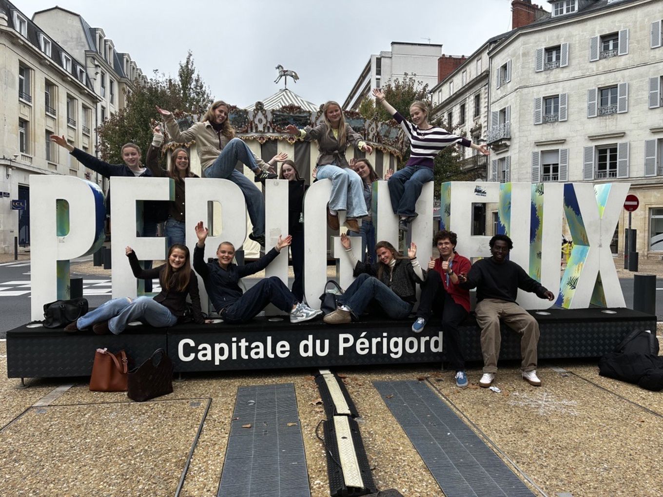 en gruppe mennesker som poserer for et bilde med et banner