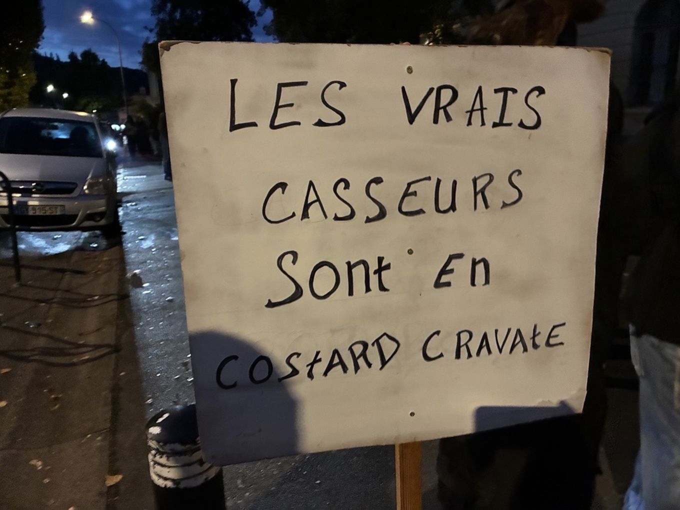 Et skilt på en gate