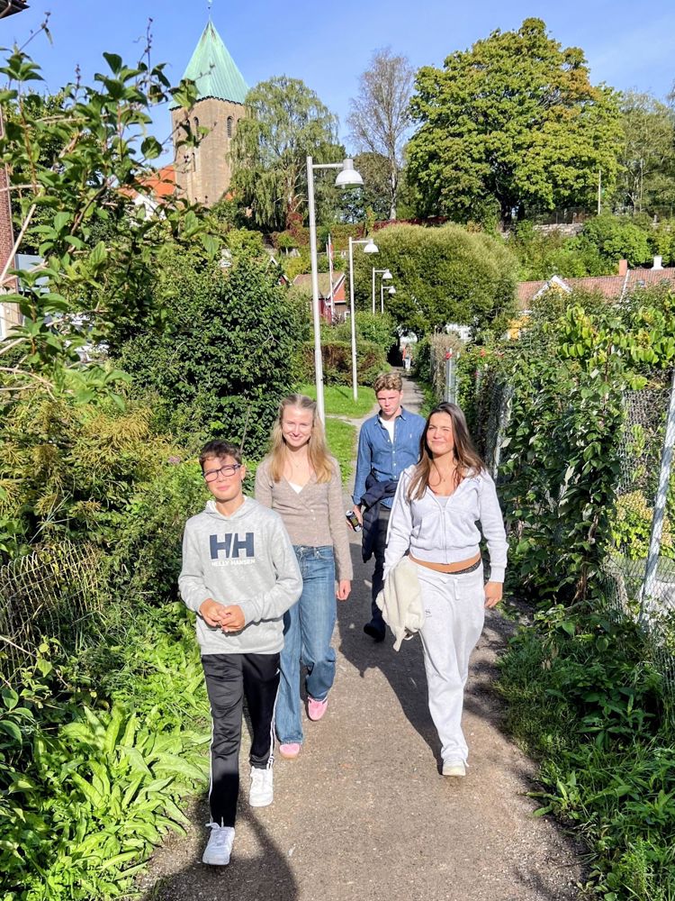en gruppe mennesker som går på en sti i en hage