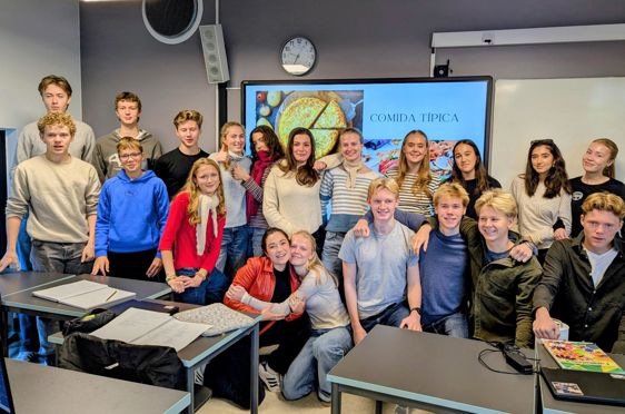 en gruppe mennesker som poserer for et bilde