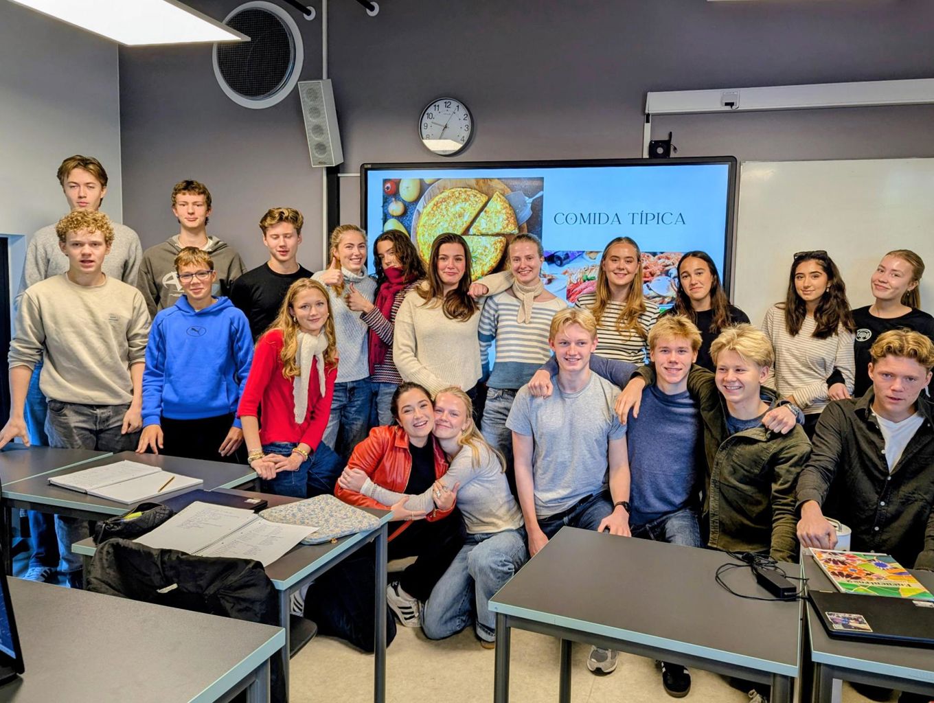 en gruppe mennesker som poserer for et bilde