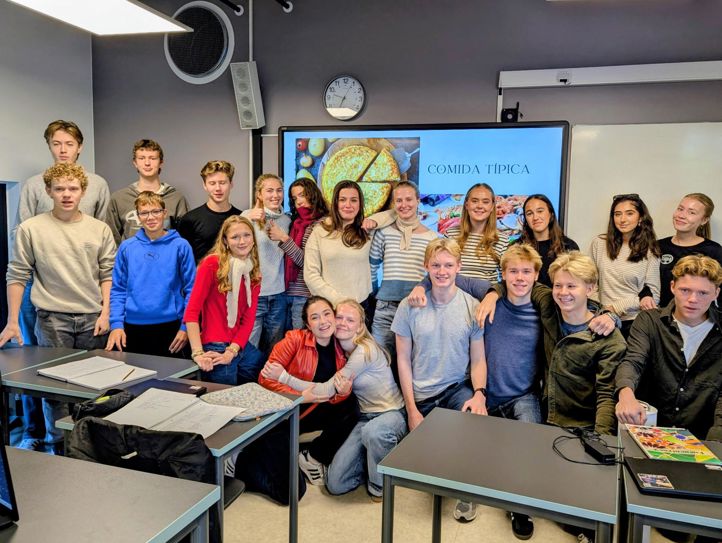 en gruppe mennesker som poserer for et bilde