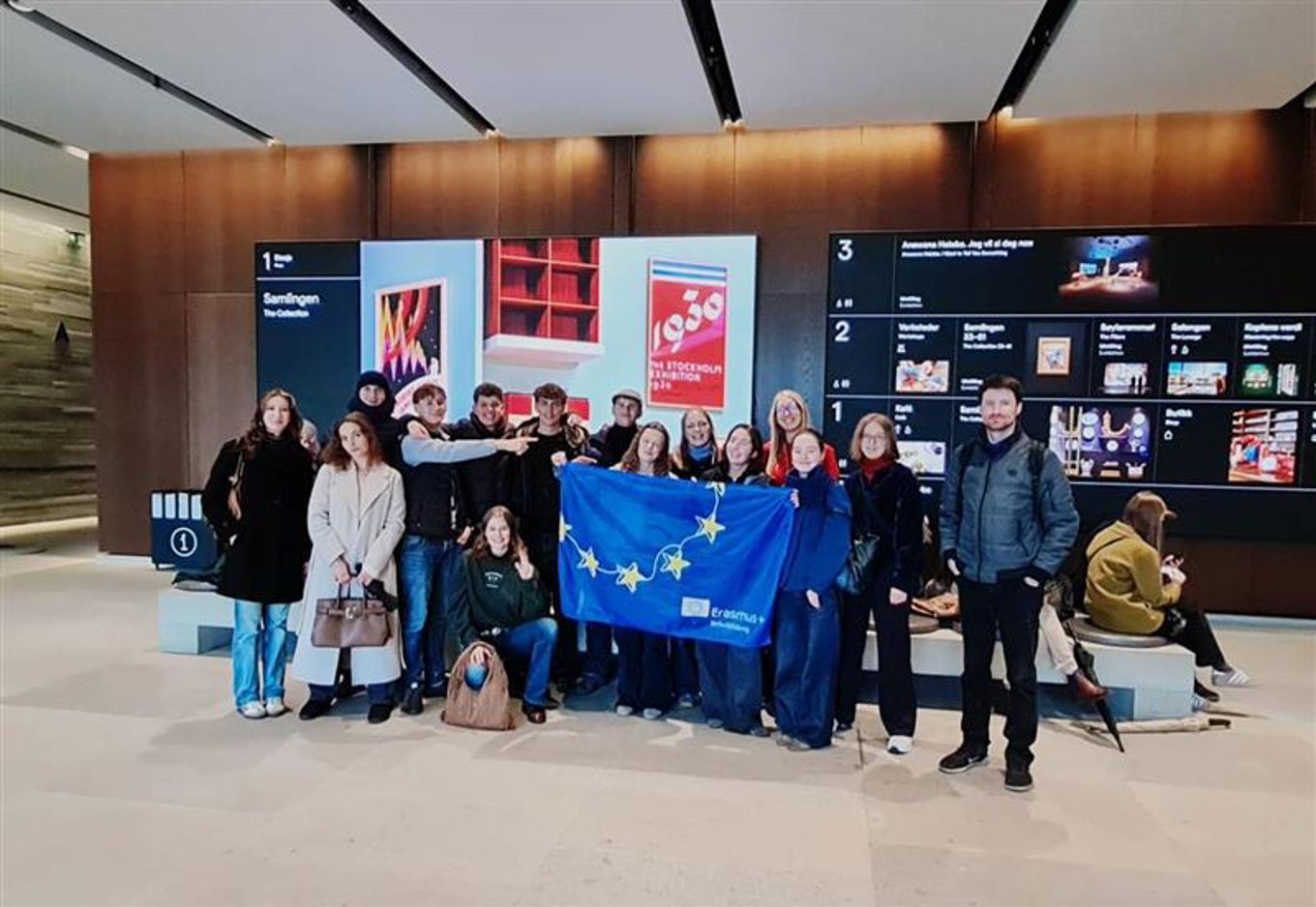 en gruppe mennesker som poserer for et bilde