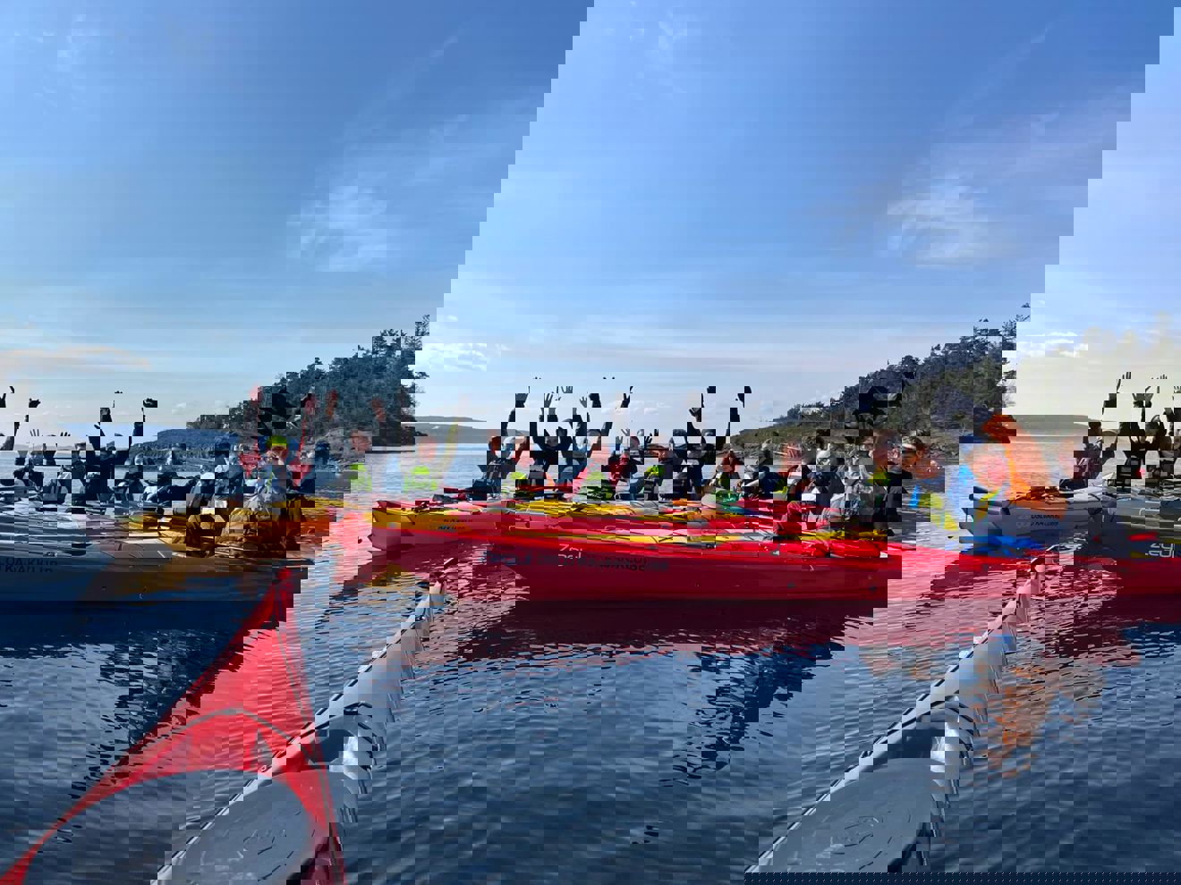 En gruppe mennesker i kanoer