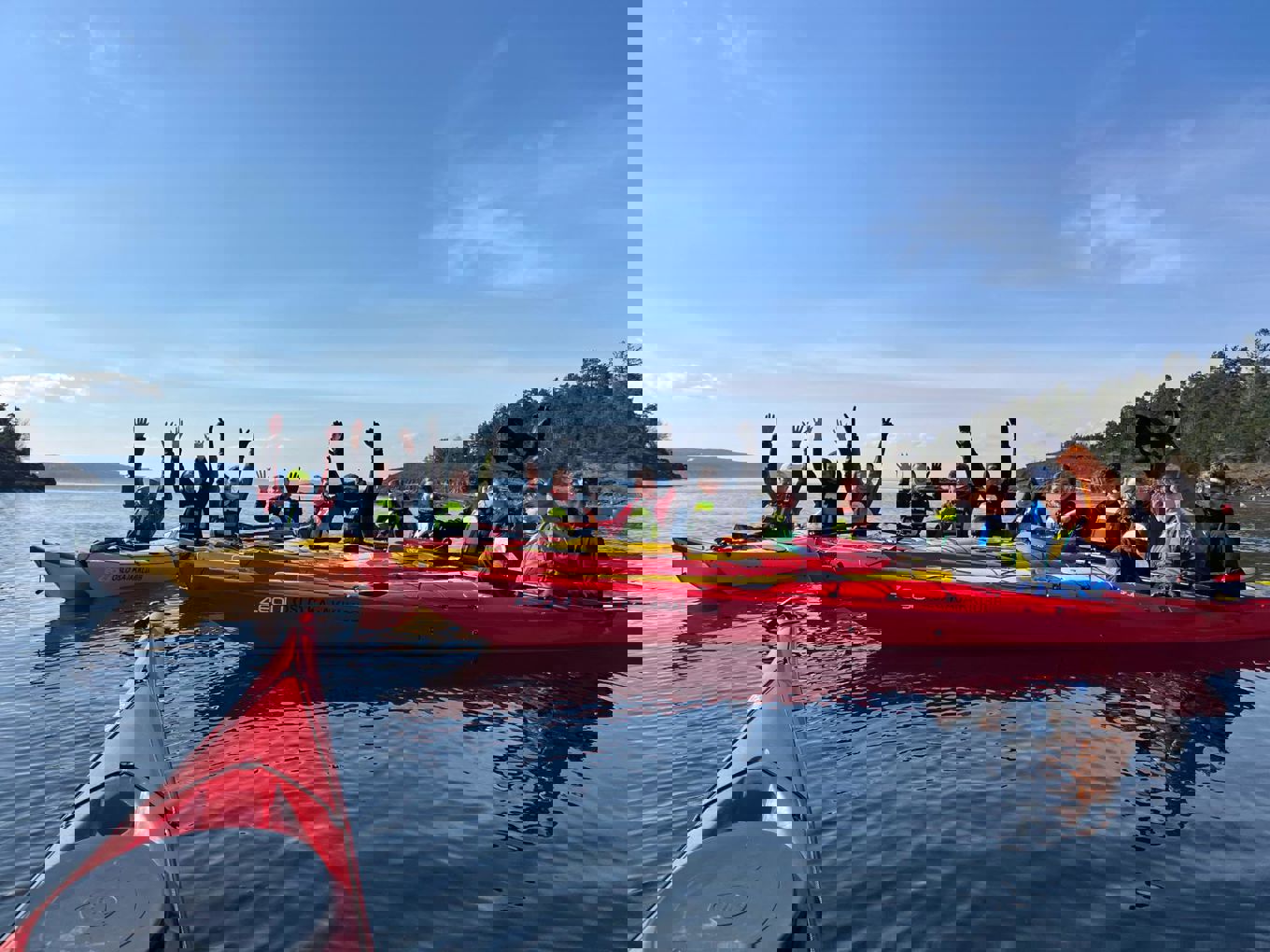 En gruppe mennesker i kanoer