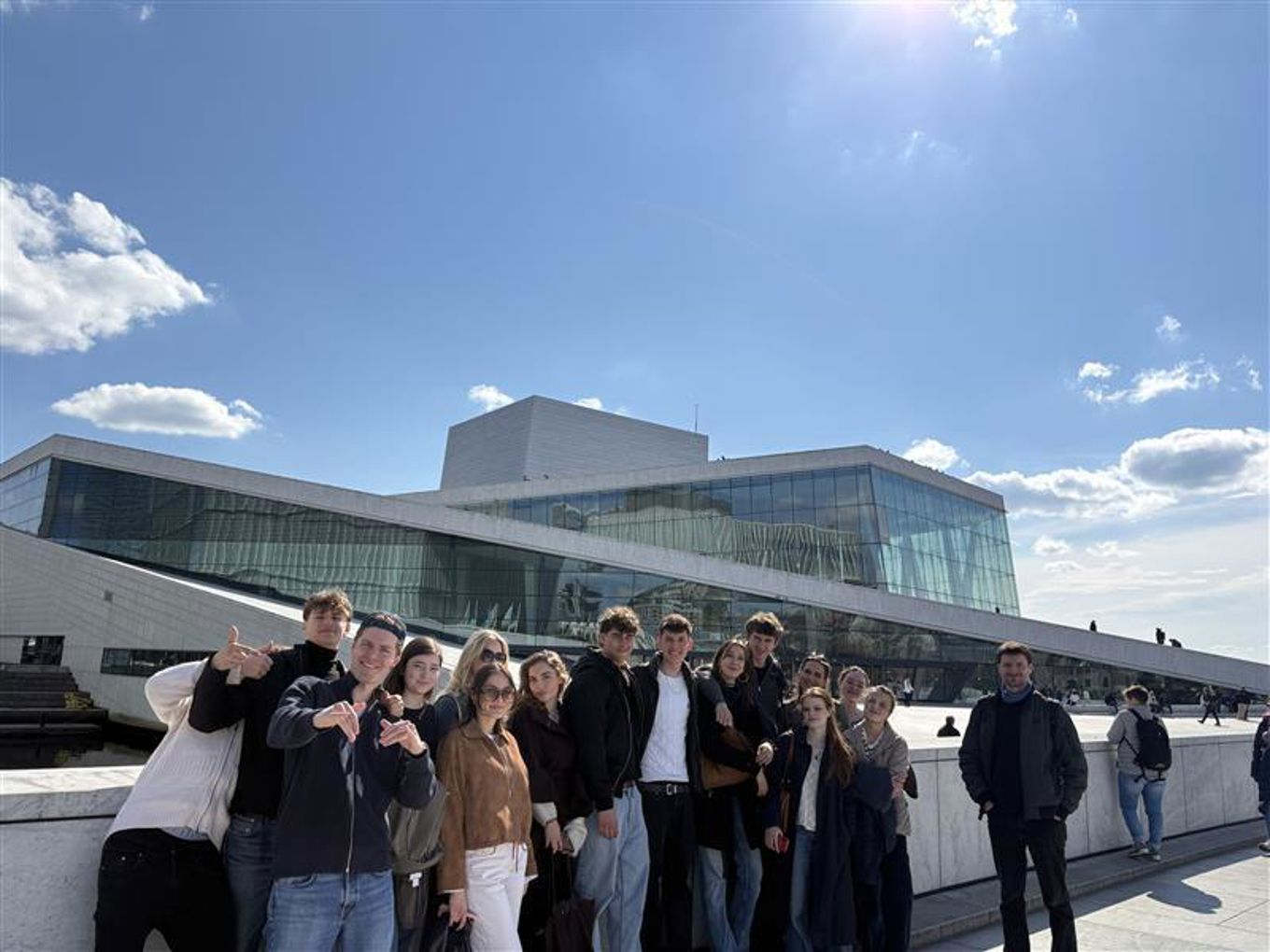 en gruppe mennesker som poserer for et bilde foran en bygning