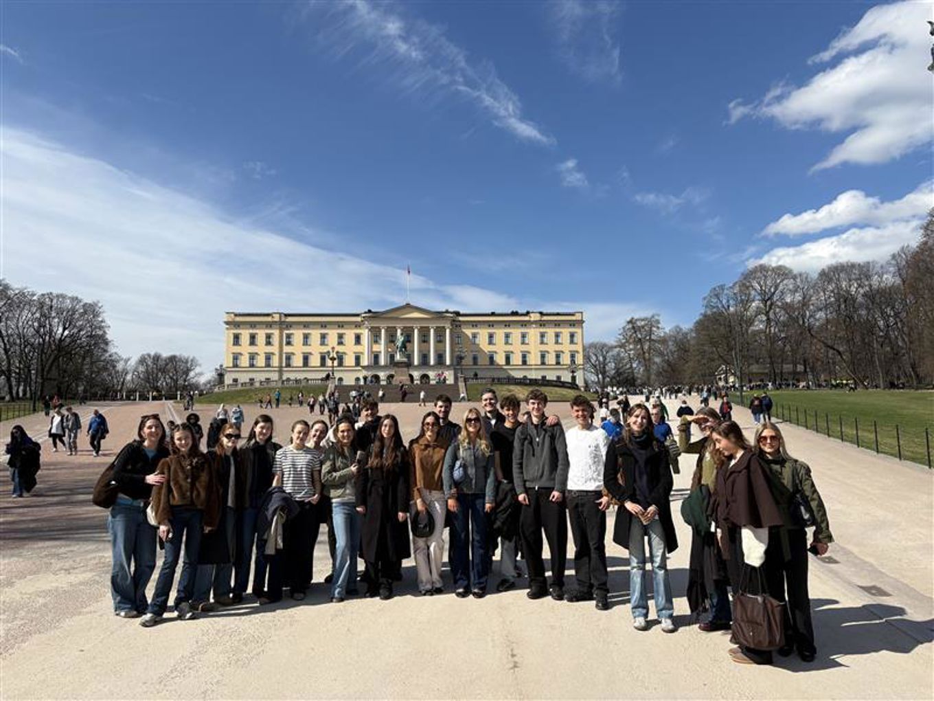 en gruppe mennesker som poserer for et bilde foran en bygning