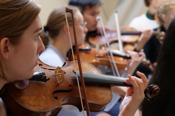 en person som spiller fiolin