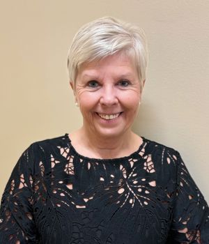 en person som smiler til kameraet