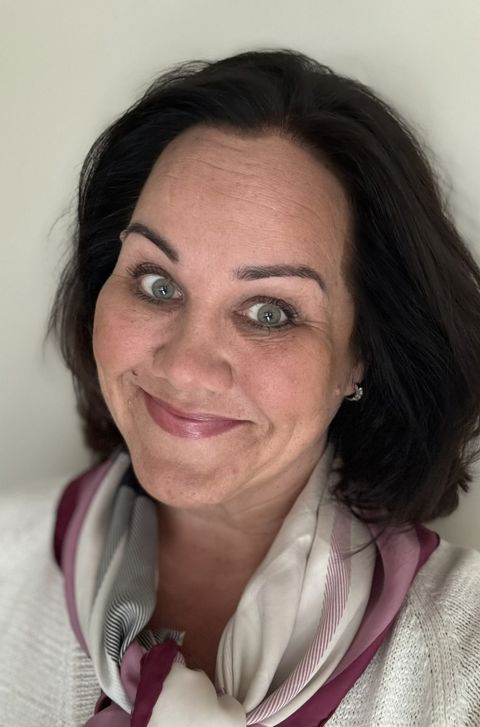 en person med mørkt hår