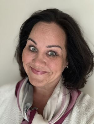 en person med mørkt hår