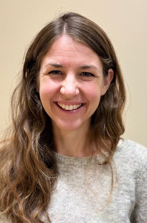 en person som smiler til kameraet