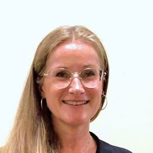 en person som bruker briller