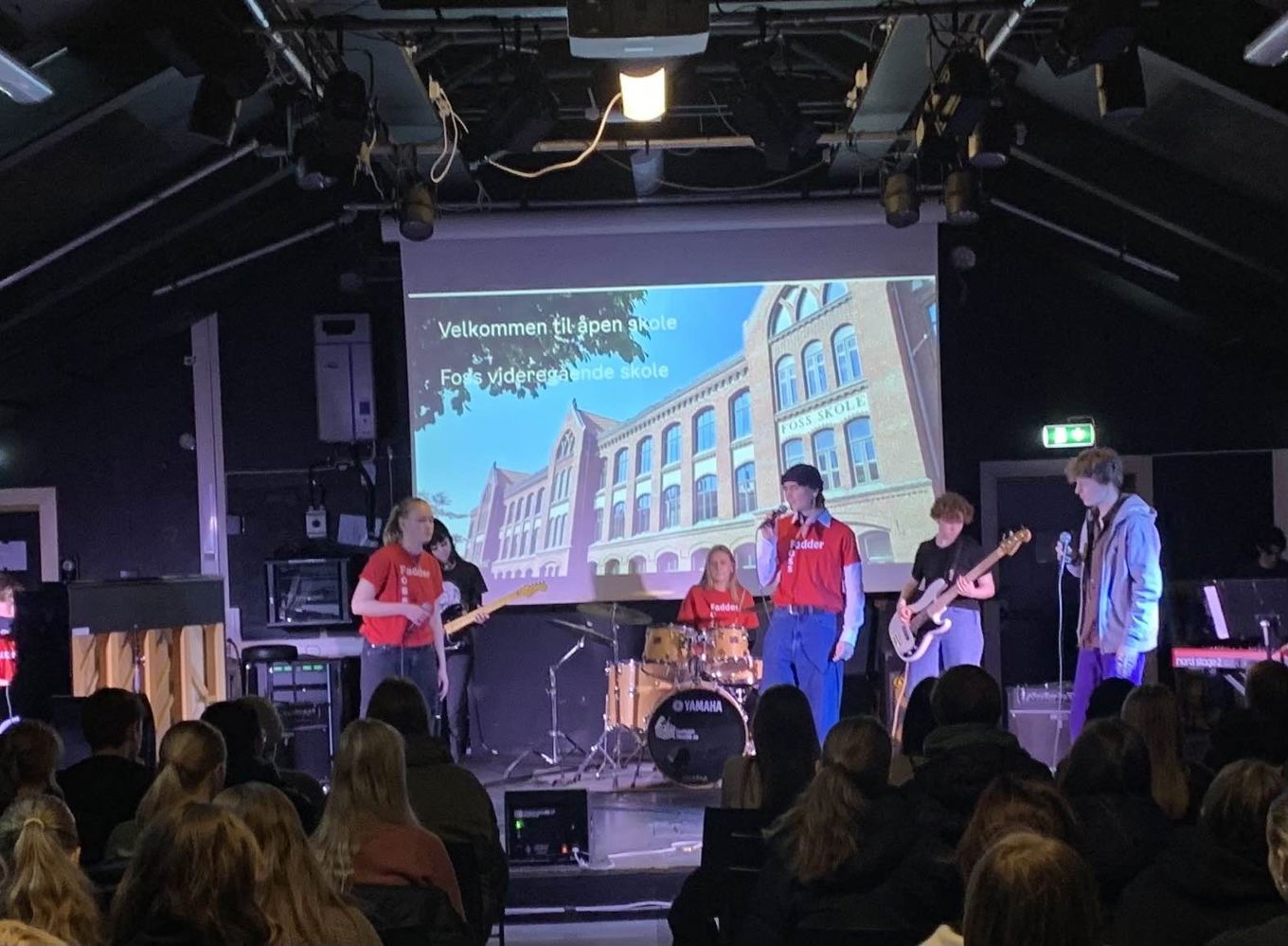 En gruppe mennesker på en scene