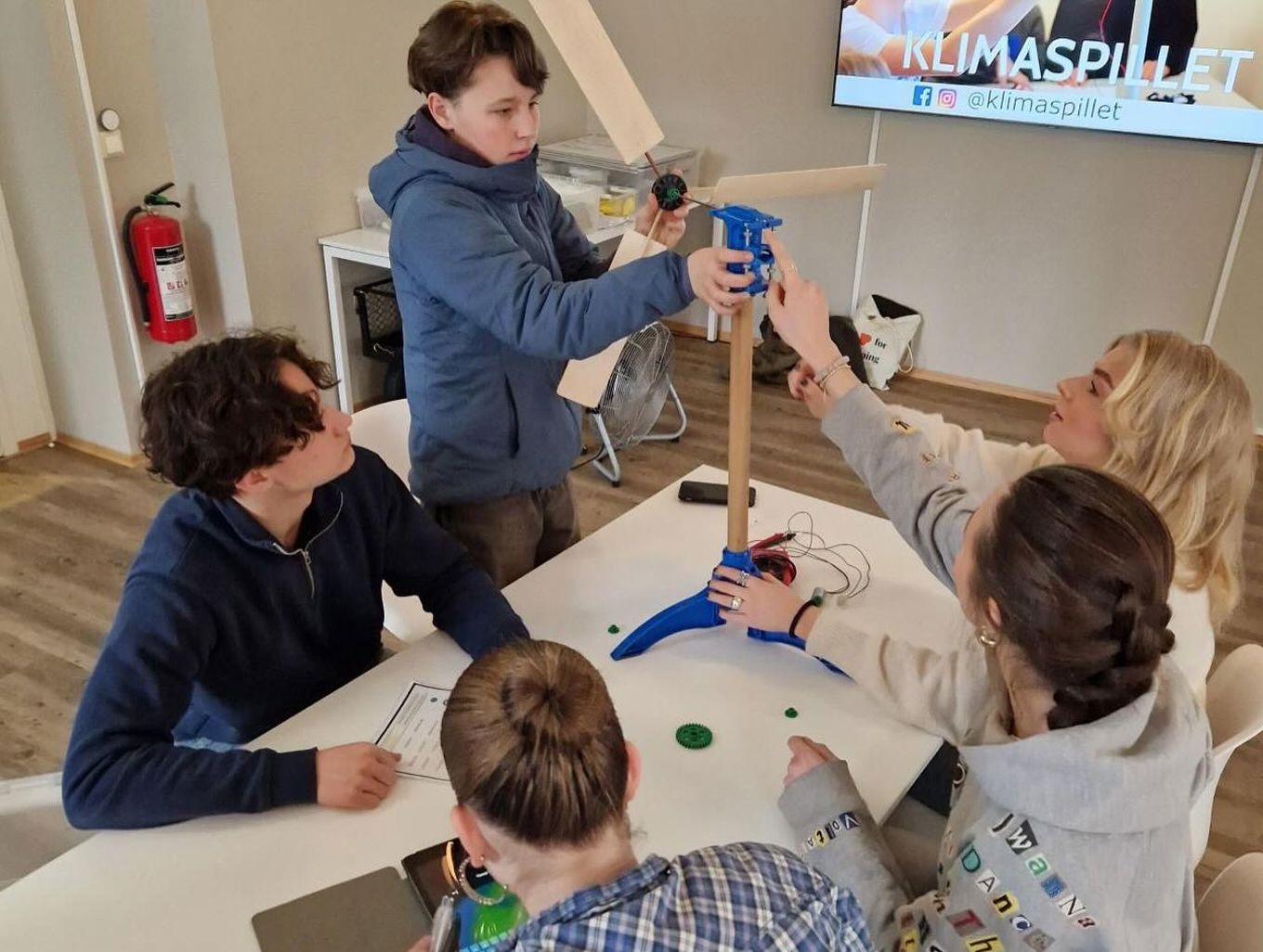 en gruppe mennesker som sitter rundt et bord