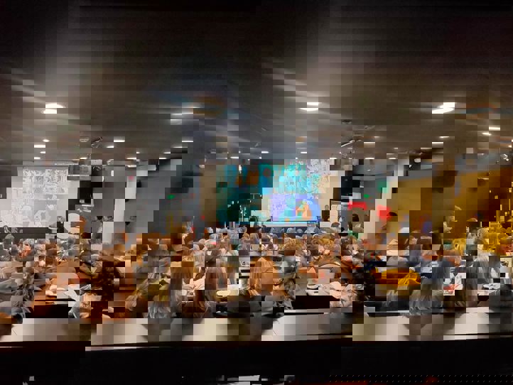 Elever sitter i auditorium