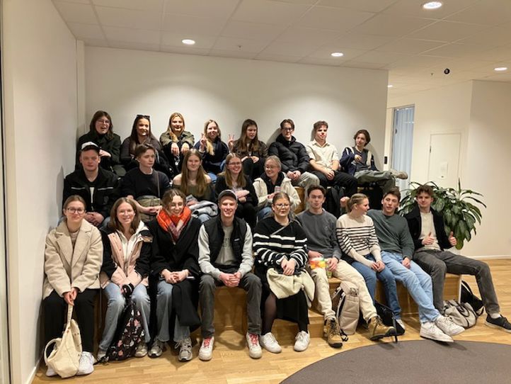 en gruppe mennesker som sitter i et rom