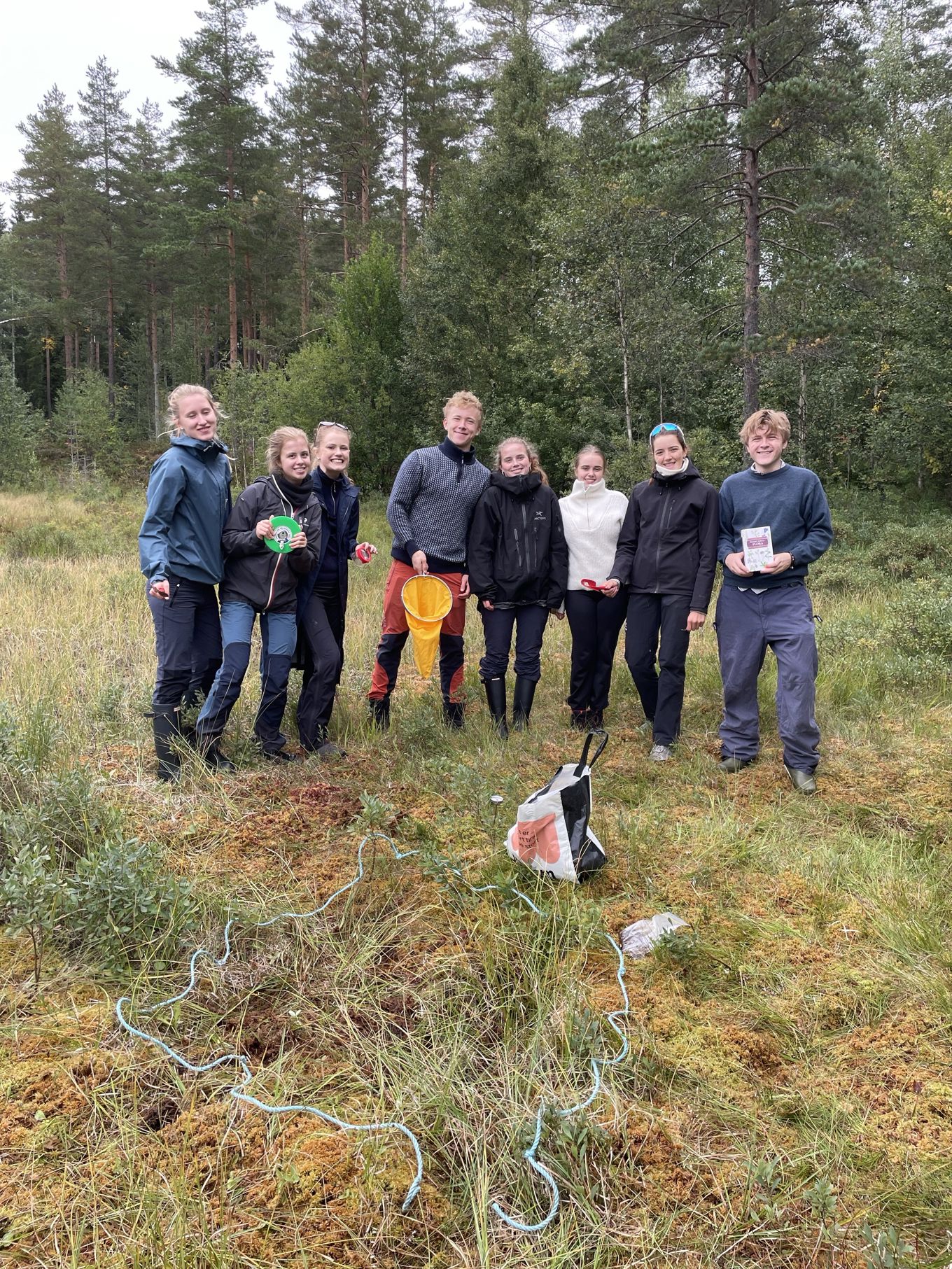 Foto: Foss vgs En gruppe mennesker som står på et jorde