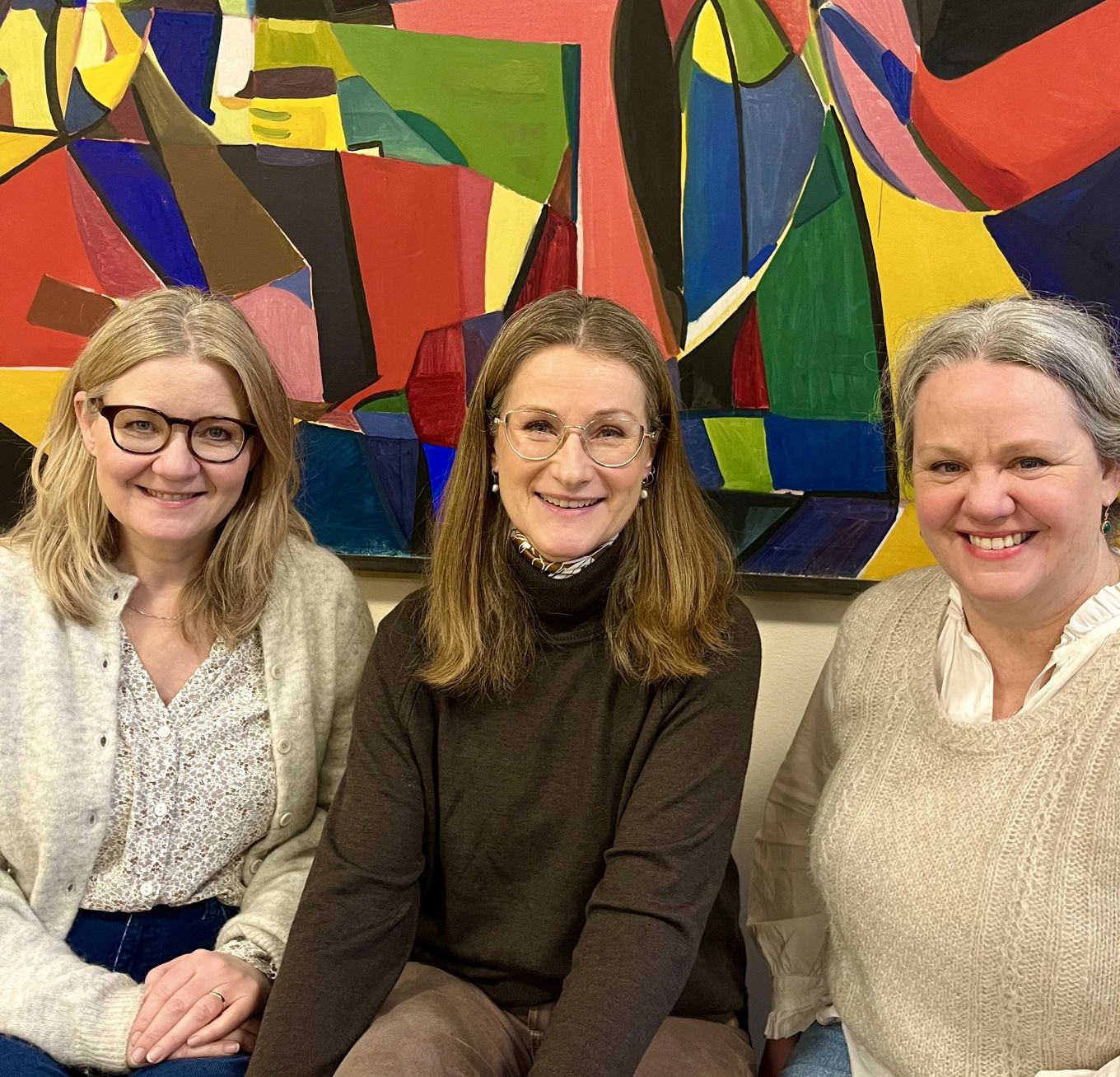 en gruppe personr som smiler