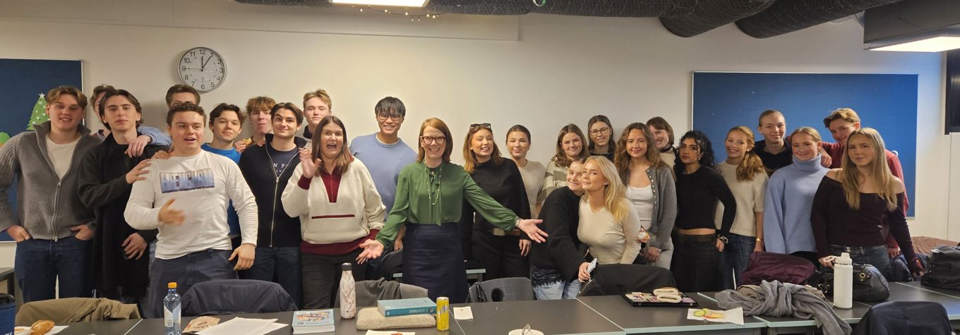 en gruppe mennesker som poserer for et bilde