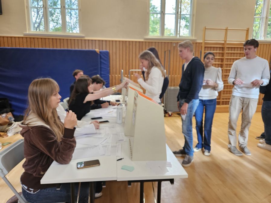 en gruppe personer i et rom