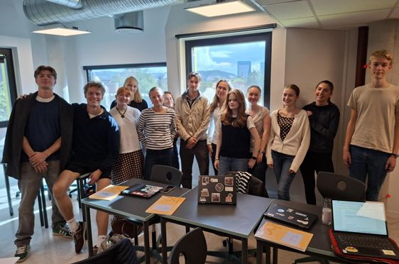 en gruppe mennesker som poserer for et bilde