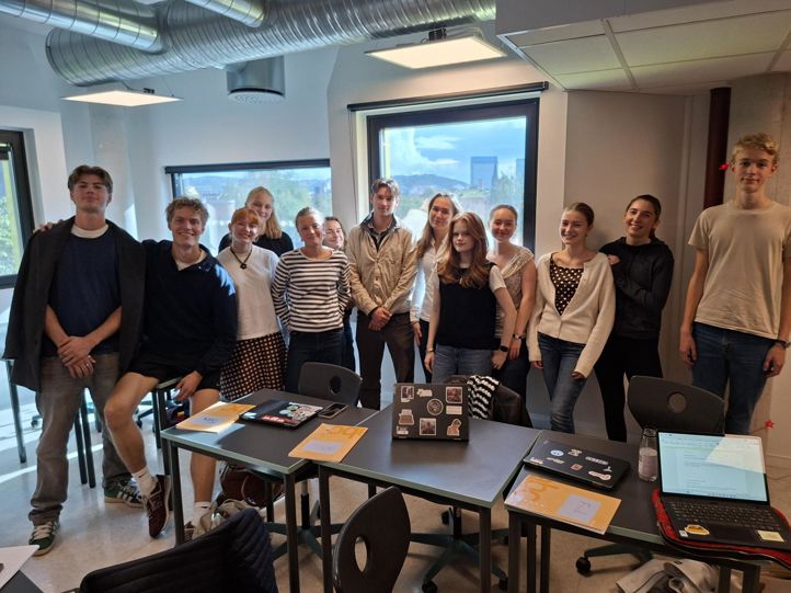 en gruppe mennesker som poserer for et bilde