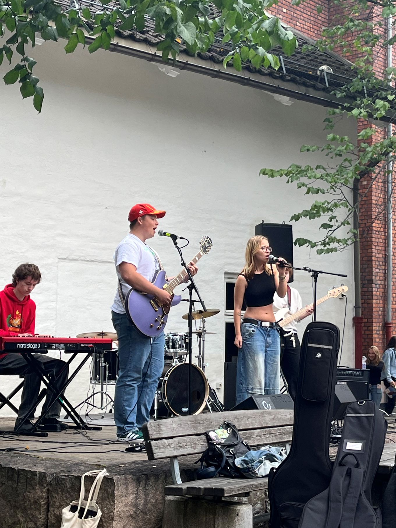 en gruppe mennesker som spiller instrumenter