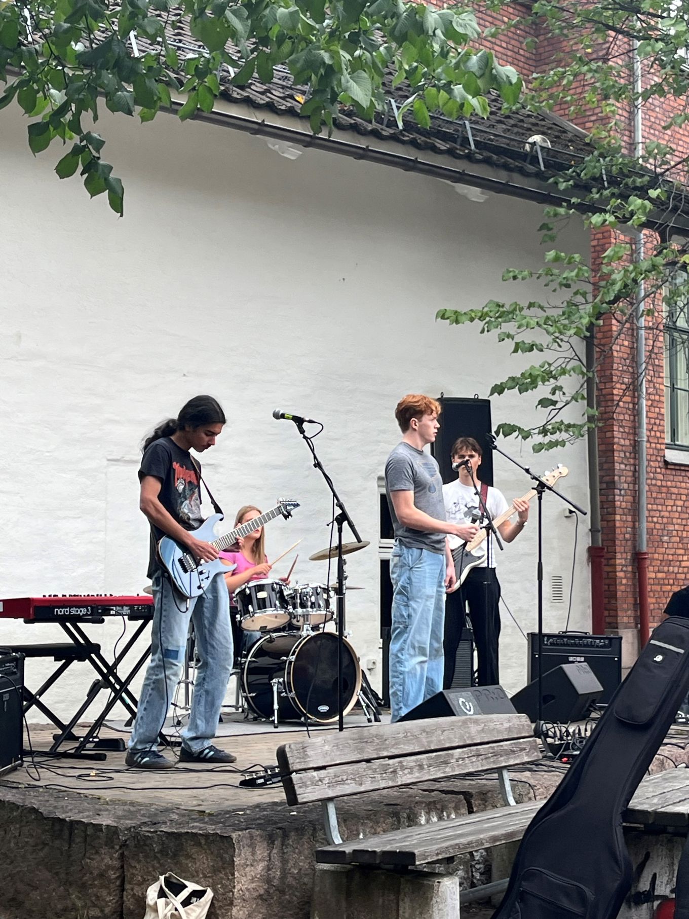 en gruppe mennesker som spiller instrumenter på en scene