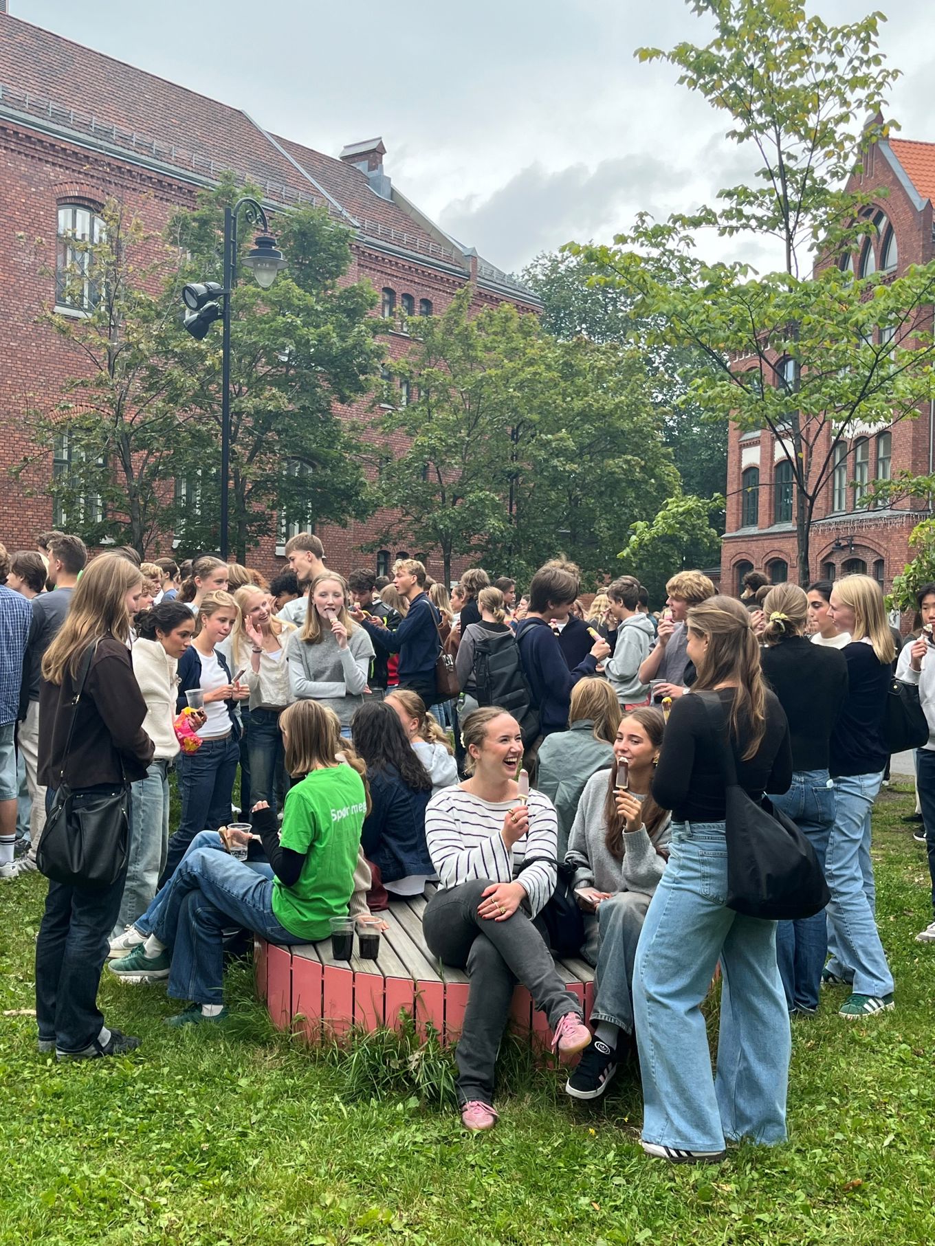 En folkemengde samlet seg utenfor