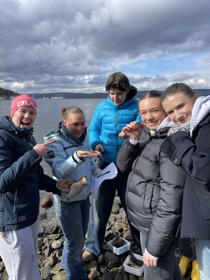 Foto: Foss vgs en gruppe mennesker som poserer for et bilde
