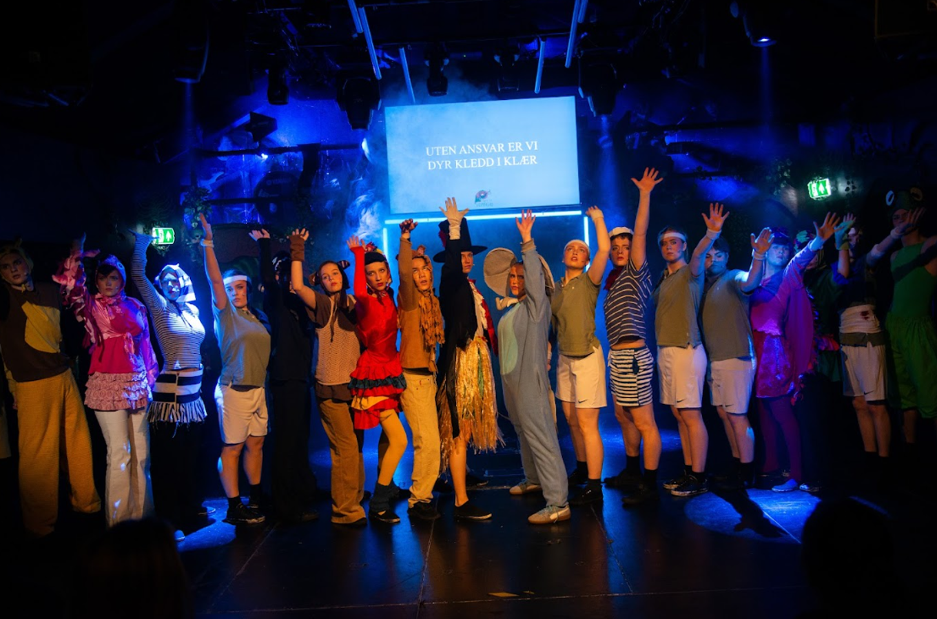 Foto: Fossrevyen 2026 en gruppe mennesker som poserer for et bilde