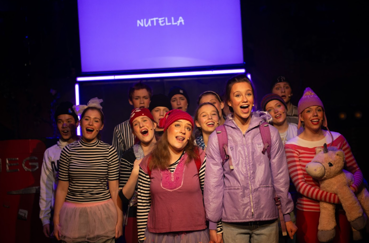 en gruppe mennesker som poserer for et bilde