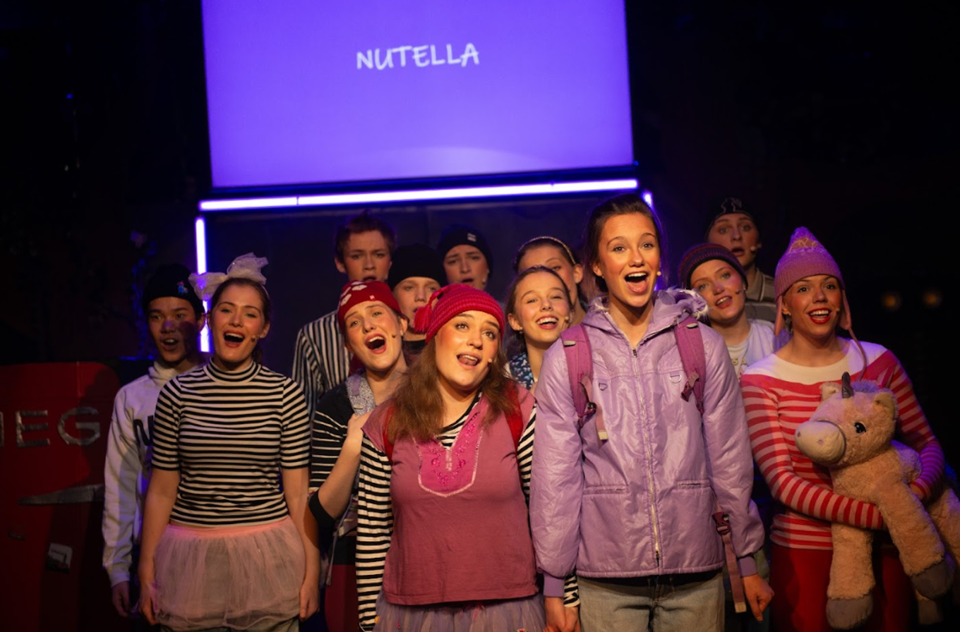 Foto: Fossrevyen 2026 en gruppe mennesker som poserer for et bilde