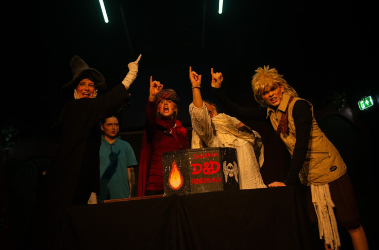 en gruppe mennesker på en scene