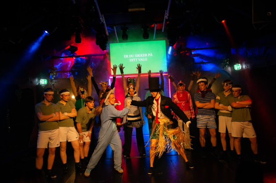 En gruppe mennesker som danser